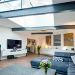 White Lofty Und White Studio