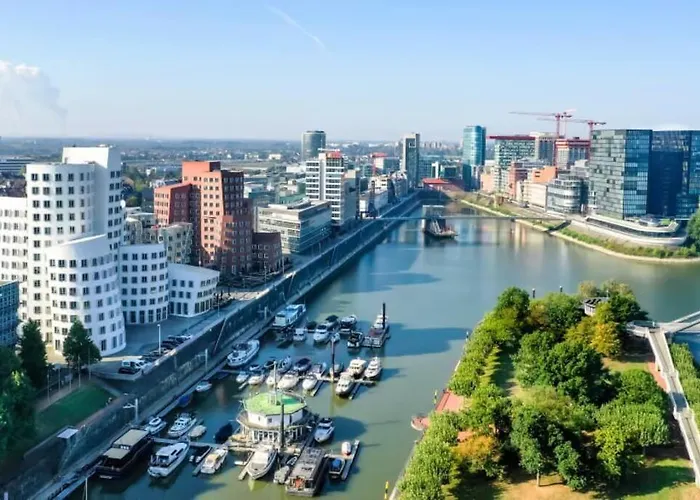 - Chilliges Zimmer In Duesseldorf Mit Balkon & Kueche; Big Tv And Bed -