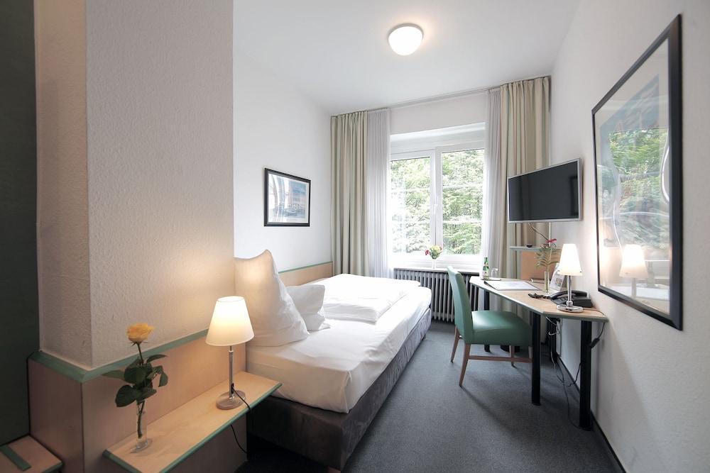 Am Hofgarten 3* Dusseldorf