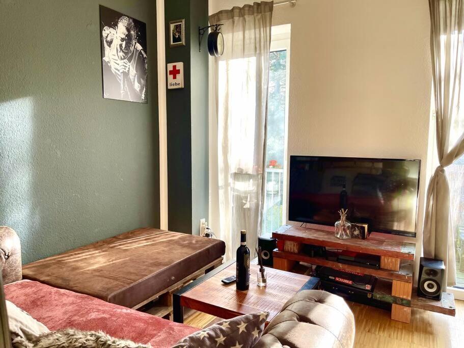 - Chilliges In Mit Balkon & Kuche; Big Tv And Bed -