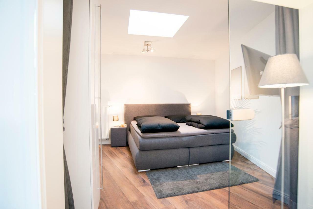 White Lofty Und White Apartment *