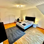 Praktisches Zimmer Im Grossen Haus Mit Garten