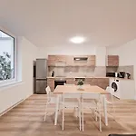 Raj Living - City Apartment With 3 Rooms - 15 Min Messe Dus & 10 Min Old Town Dus