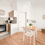 Raj Living - Studio Wohnungen - 15 Min Zur Messe Dus