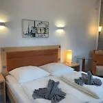 Duesseldorf 5 Min To Train Station Private Room