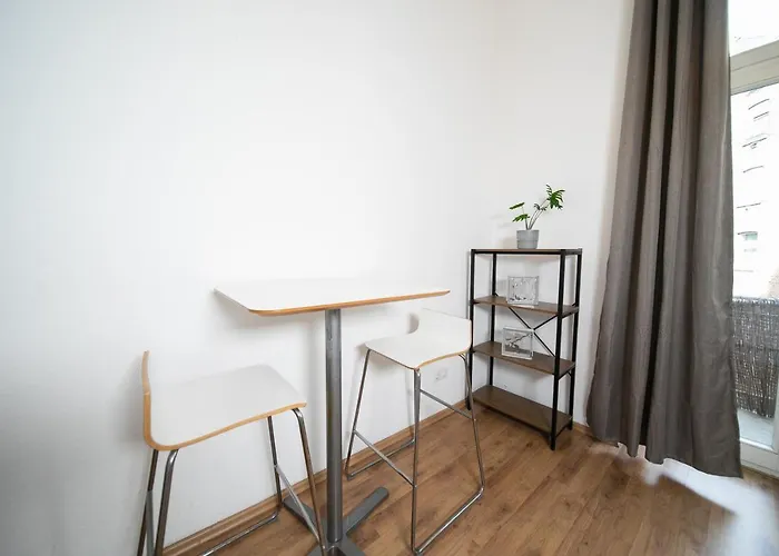 White 60 Qm Apartment - Zentral - Balkon - Messe