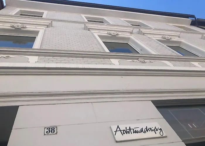 Studio E - Quiet Central Business One Bedroom Apartment For 3 Guests