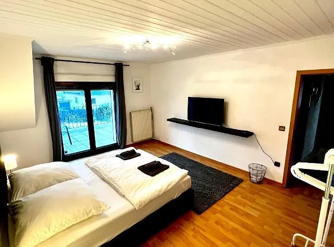 Praktisches Zimmer Im Grossen Haus Mit Garten