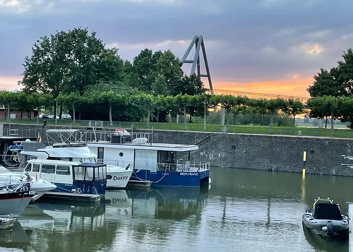 Hausboot Iron Franz- Entspannung Auf Dem Wasser