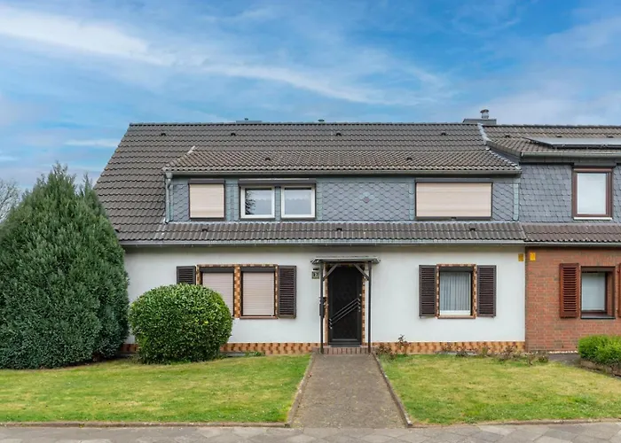 Cozy Villa With Garden, Balcony And Parking Area In Duesseldorf