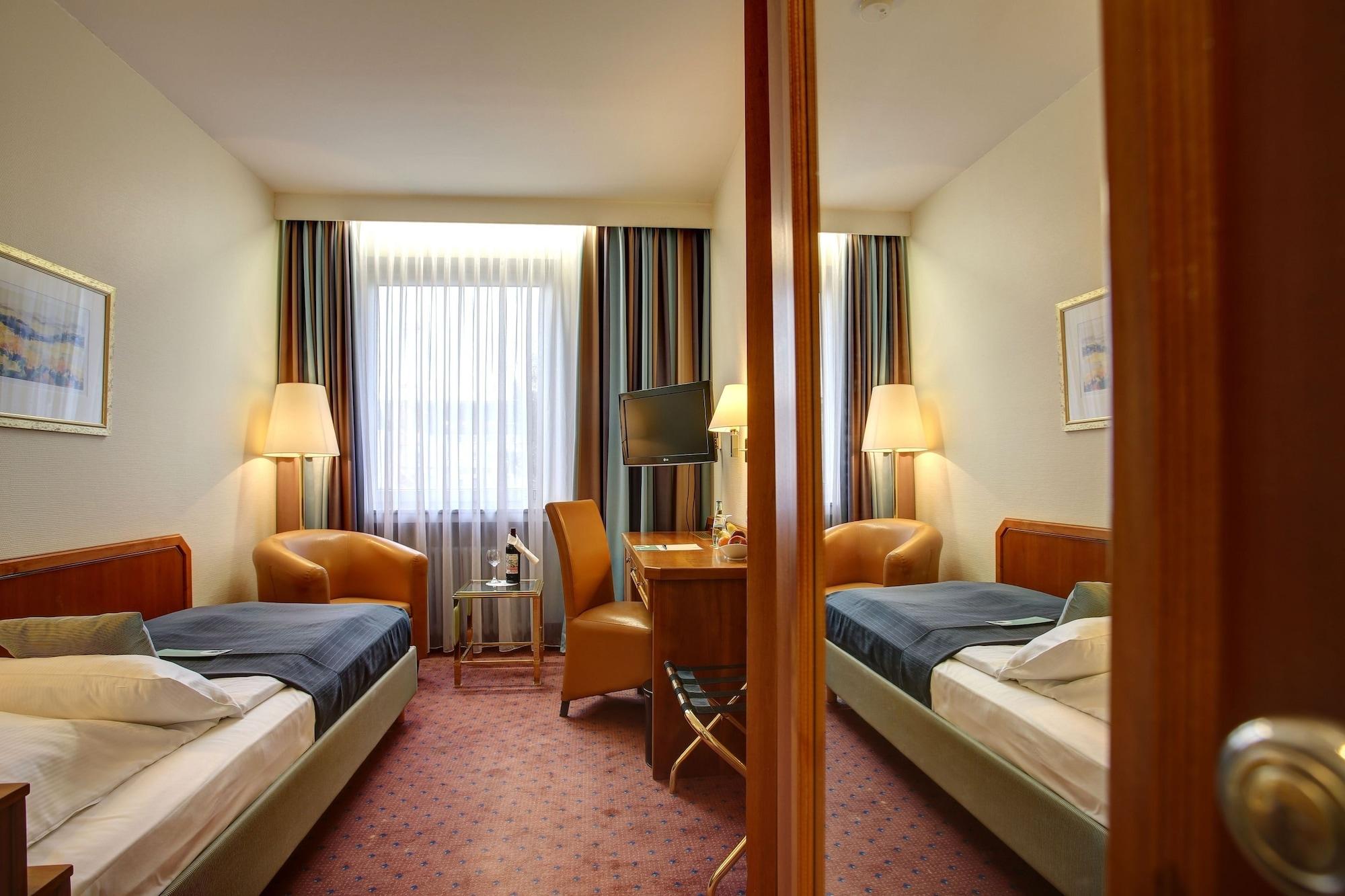 Trip Esplanade, Hotel