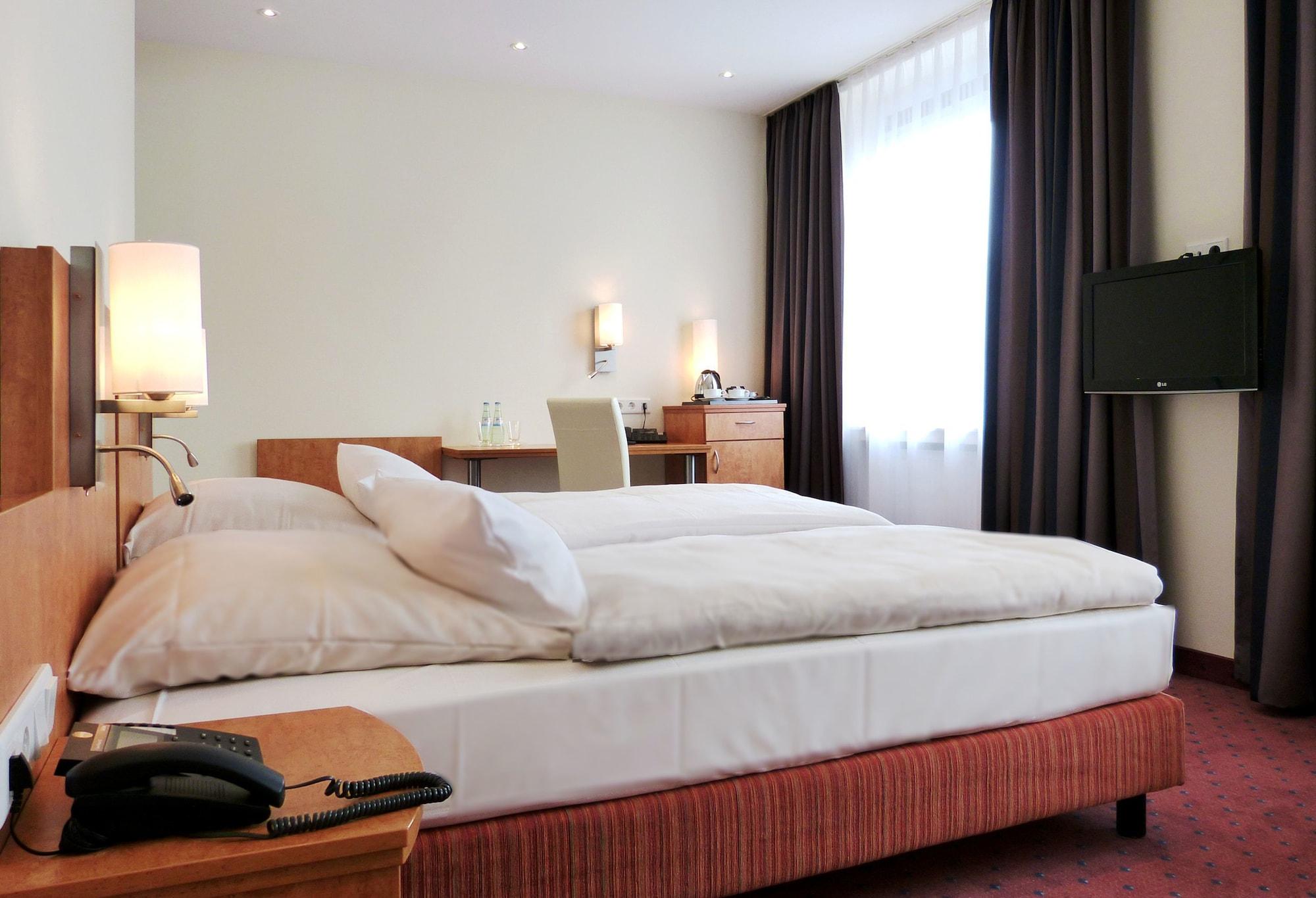 Trip Esplanade, Hotel
