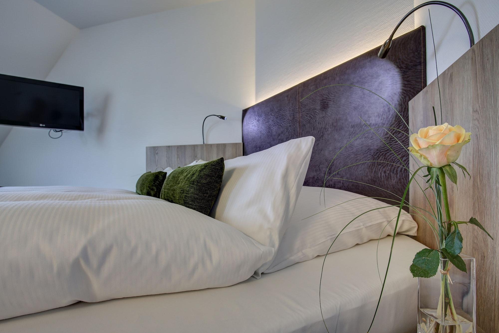 Trip Esplanade, Hotel