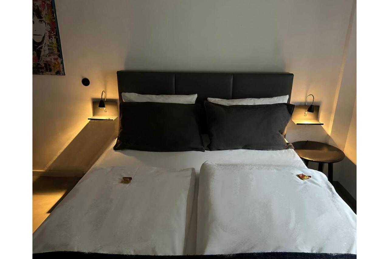 Square Rooms 8 Apartment *
