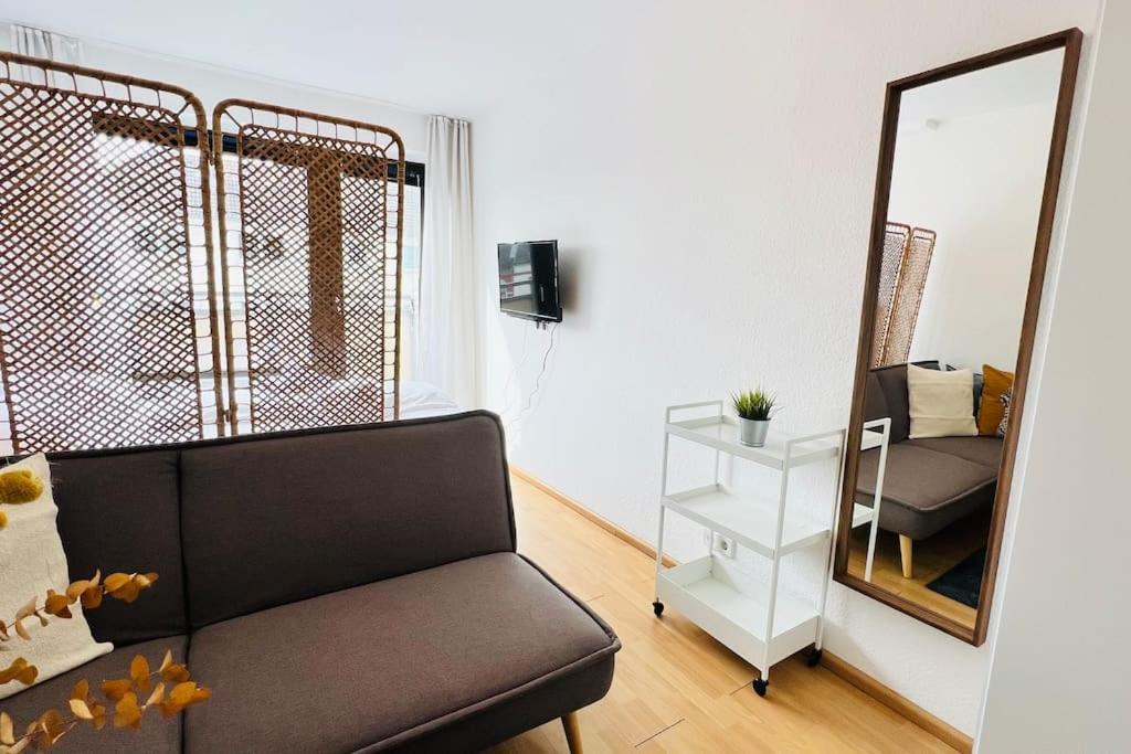Bright Studio - Central - Balcony - Trade Fair Apartment *