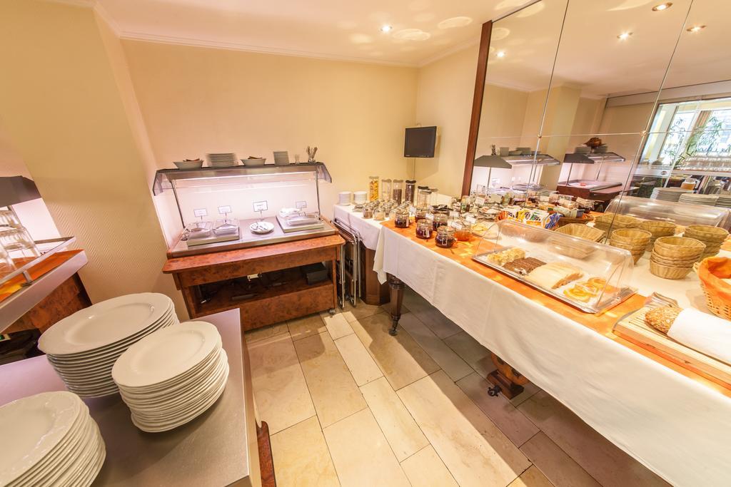 Flora Aparthotel 4*