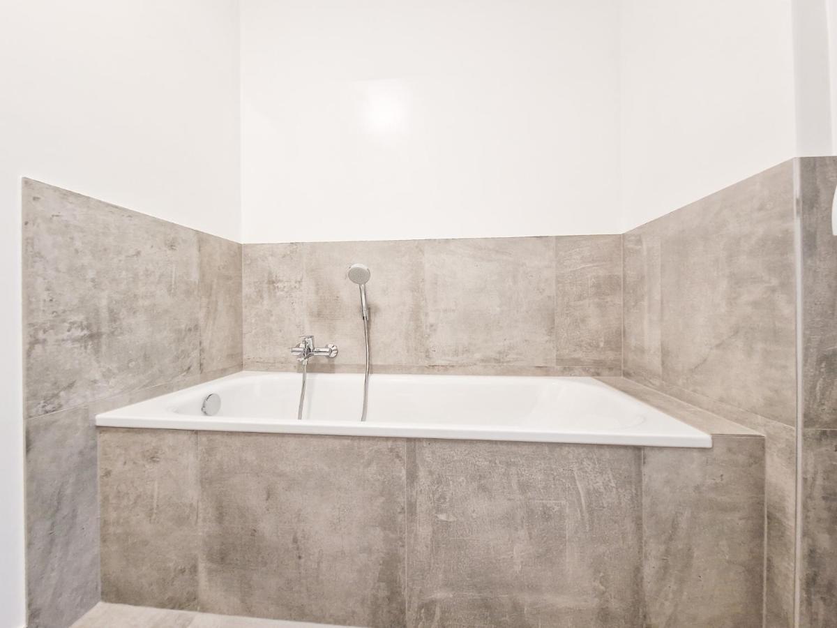 Raj Living - With 3 - 15 Min Messe Dus & 10 Min Old Town Dus *