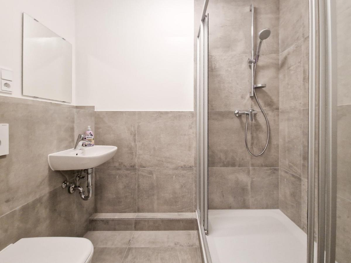 Raj Living - With 3 - 15 Min Messe Dus & 10 Min Old Town Dus Apartment Dusseldorf