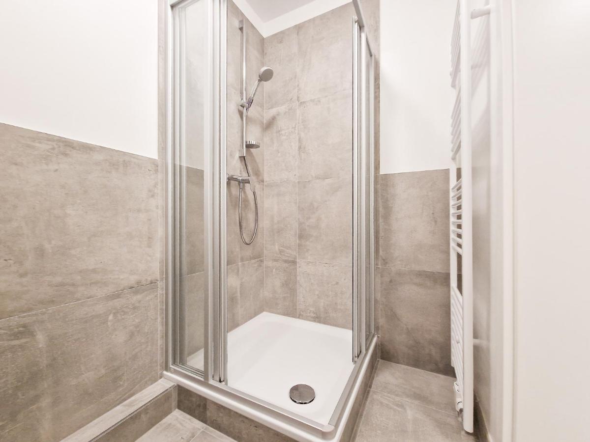 Raj Living - With 3 - 15 Min Messe Dus & 10 Min Old Town Dus *