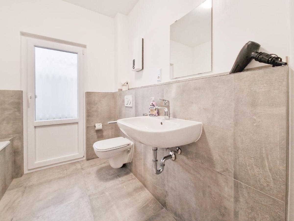 Raj Living - With 3 - 15 Min Messe Dus & 10 Min Old Town Dus *