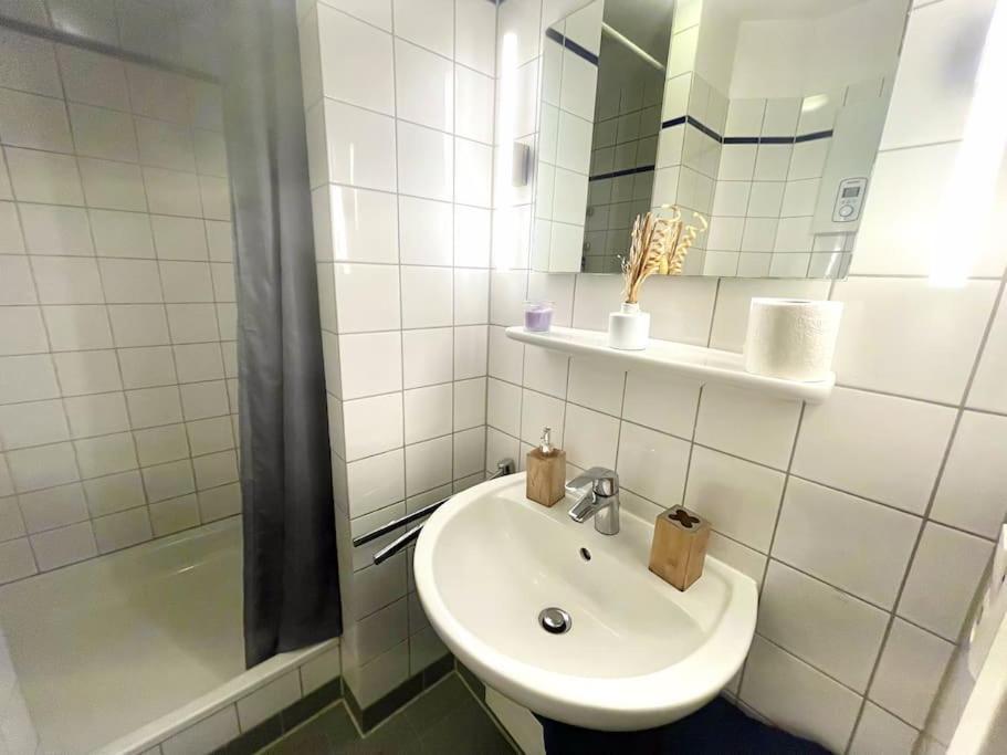 Apartamento - Chilliges In Mit Balkon & Kuche; Big Tv And Bed -