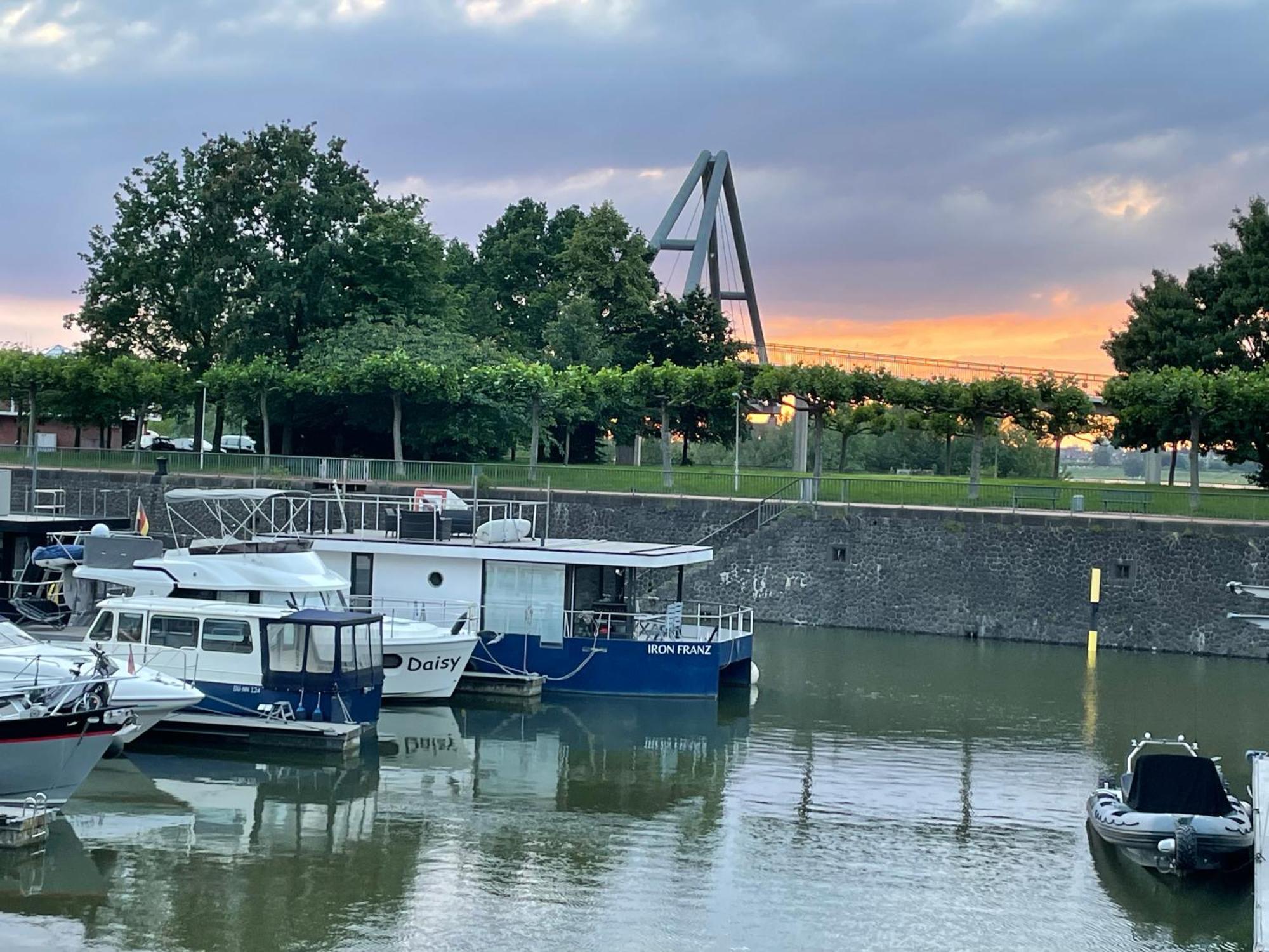 Botel Hausboot Iron Franz- Entspannung Auf Dem Wasser Dusseldorf