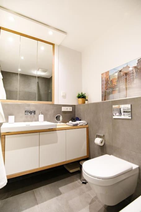 80 Sqm Flat With Terrace And 15min To Fair And 5min To Old Town Apartment Dusseldorf