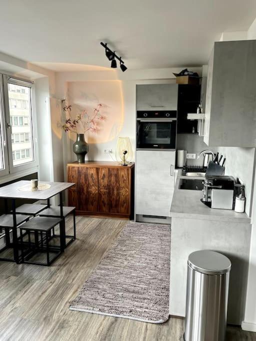 Stillvolles Mitten In Little Tokyo Apartment