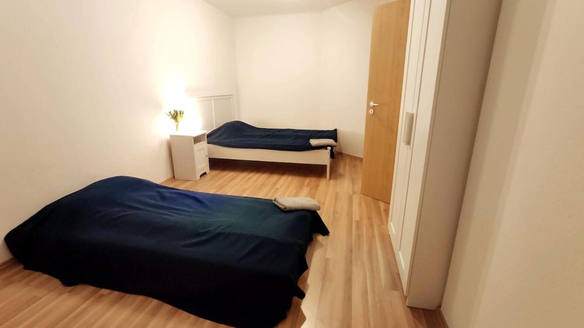 3 Bedroom House With 2 Bathrooms In - Haus Mit 3 Schlafzimmer 2 Badezimmer In Dusseldorf