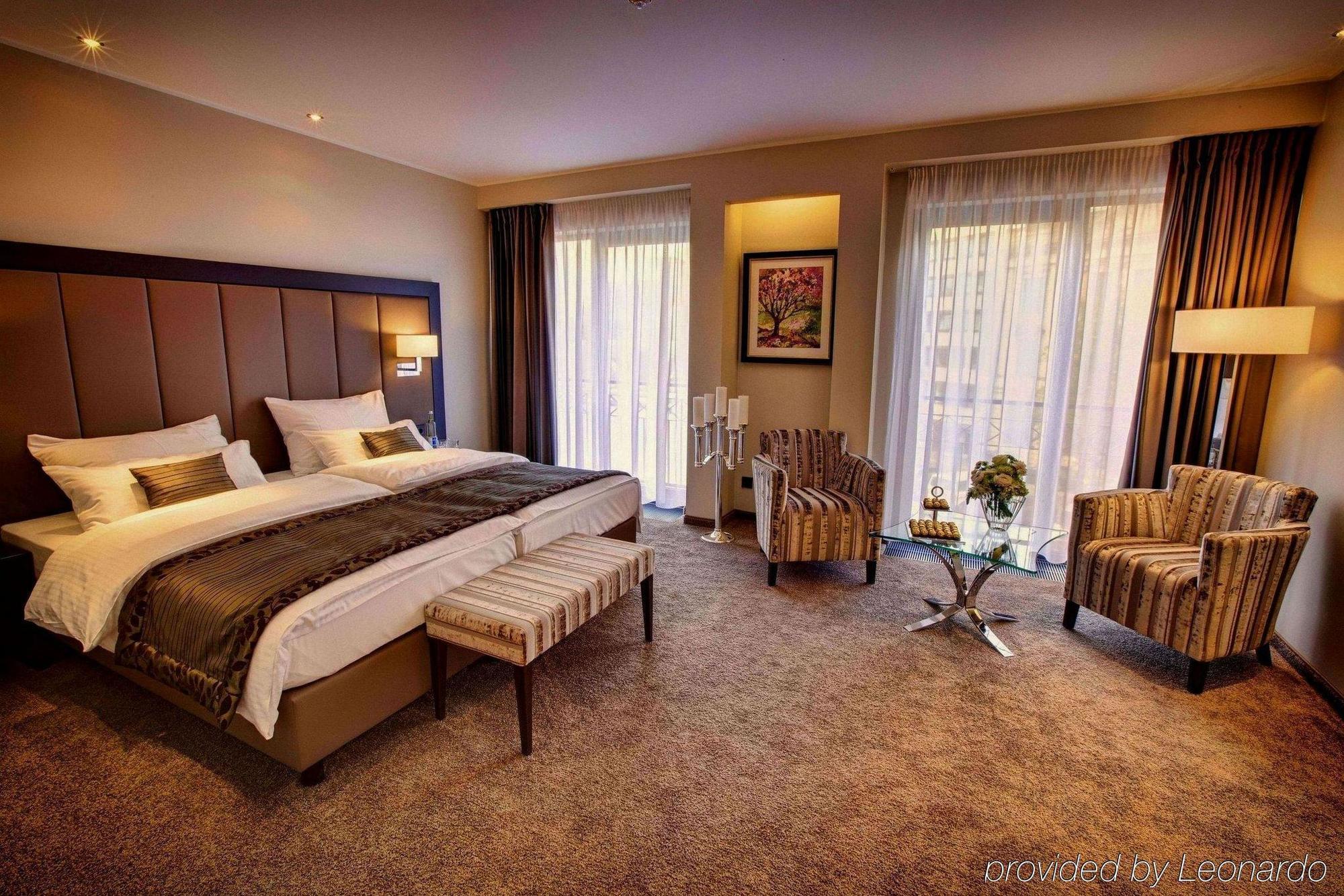 Favor Hotel 4*