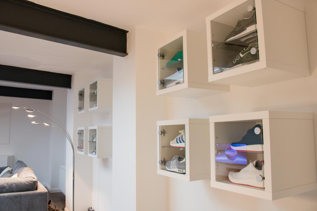 White Lofty Und White Appartement