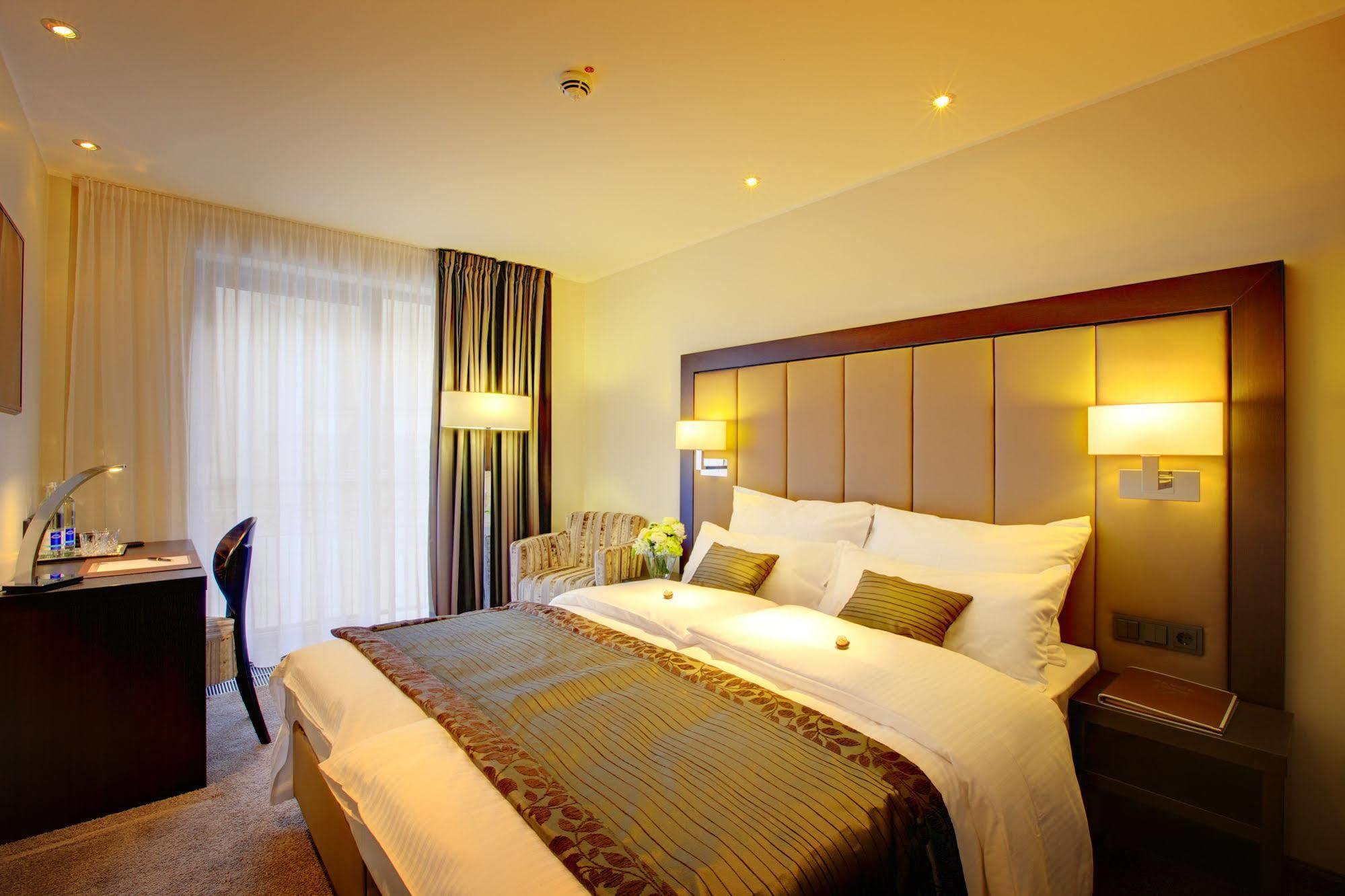 Favor 4* Dusseldorf