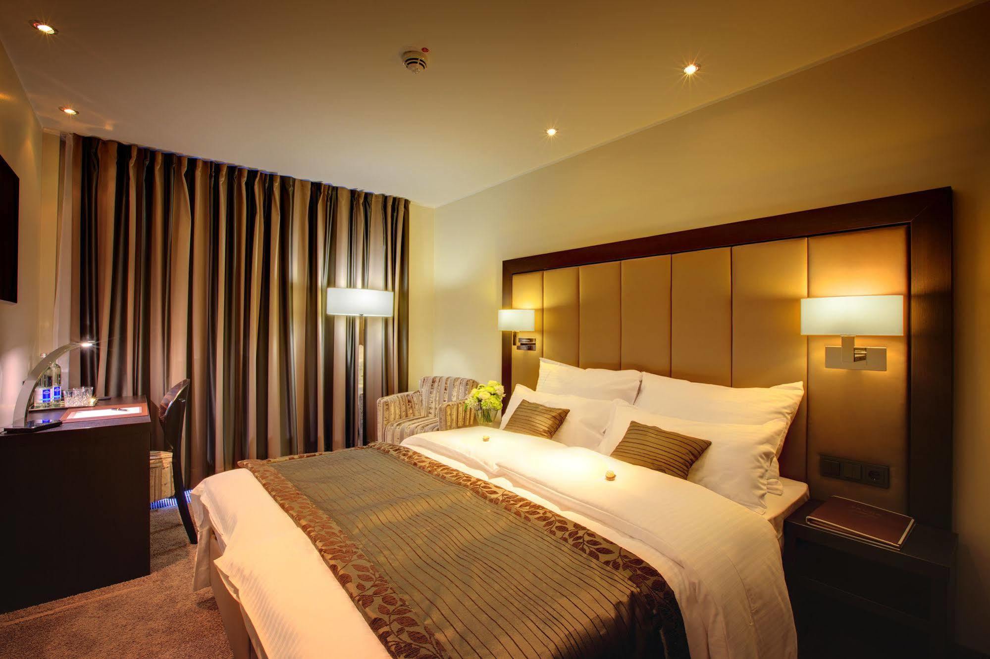 Favor Hotel 4*