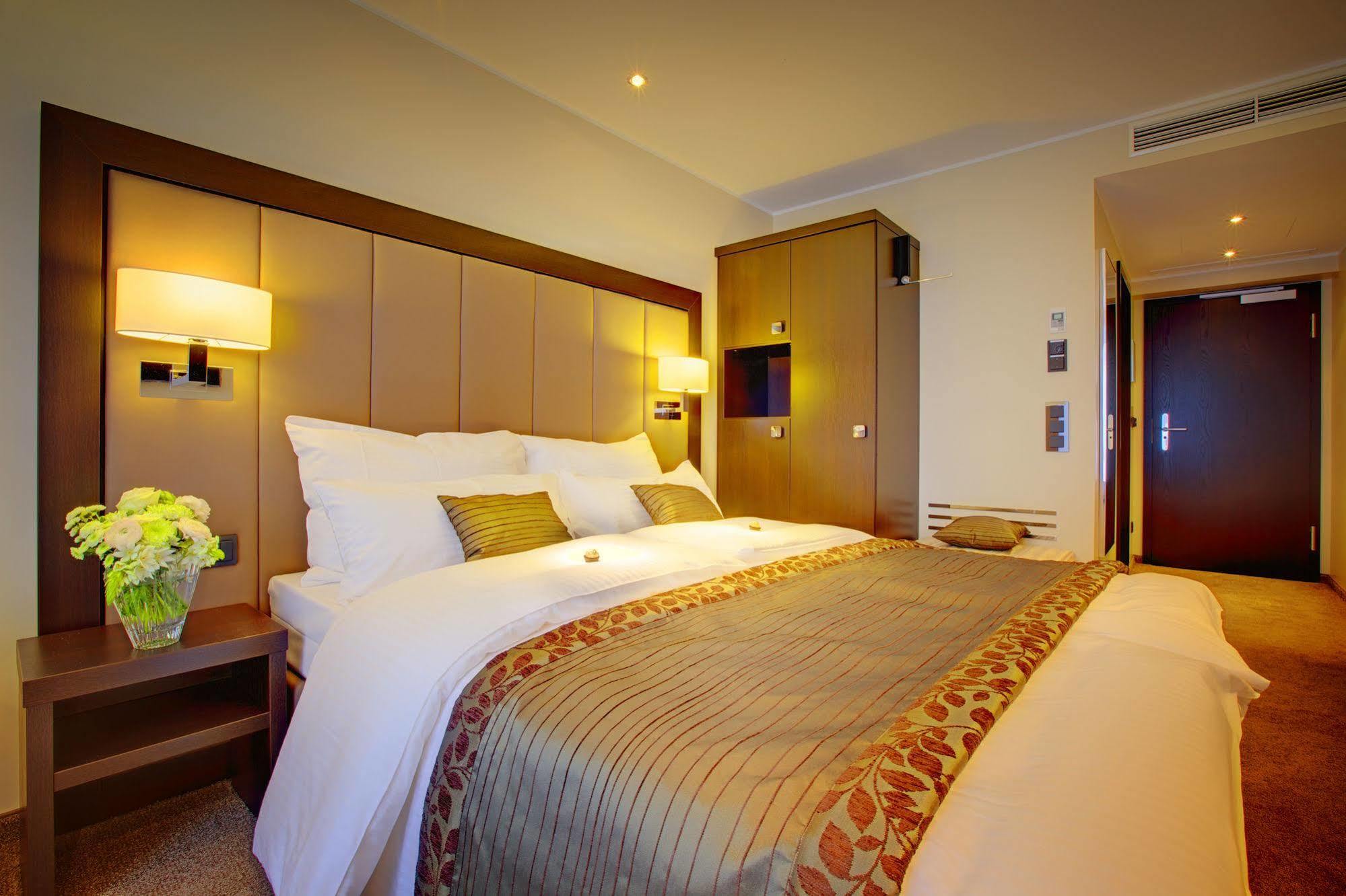 Favor Hotel