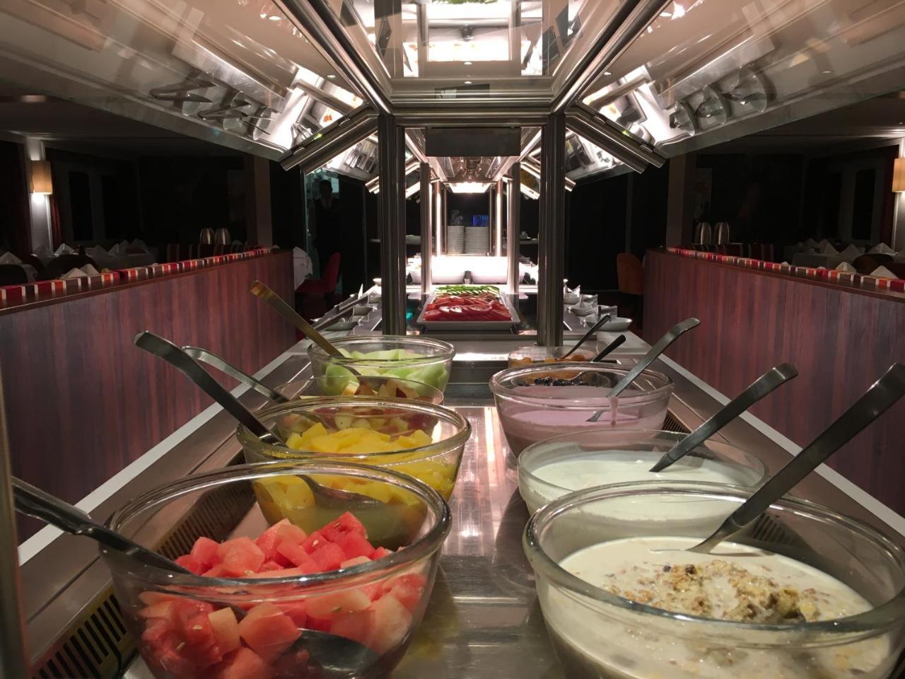 Select Ms Charles Dickens - 5* Düsseldorf
