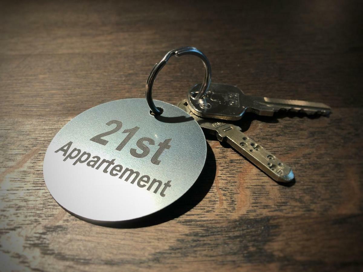 21st Apartment *
