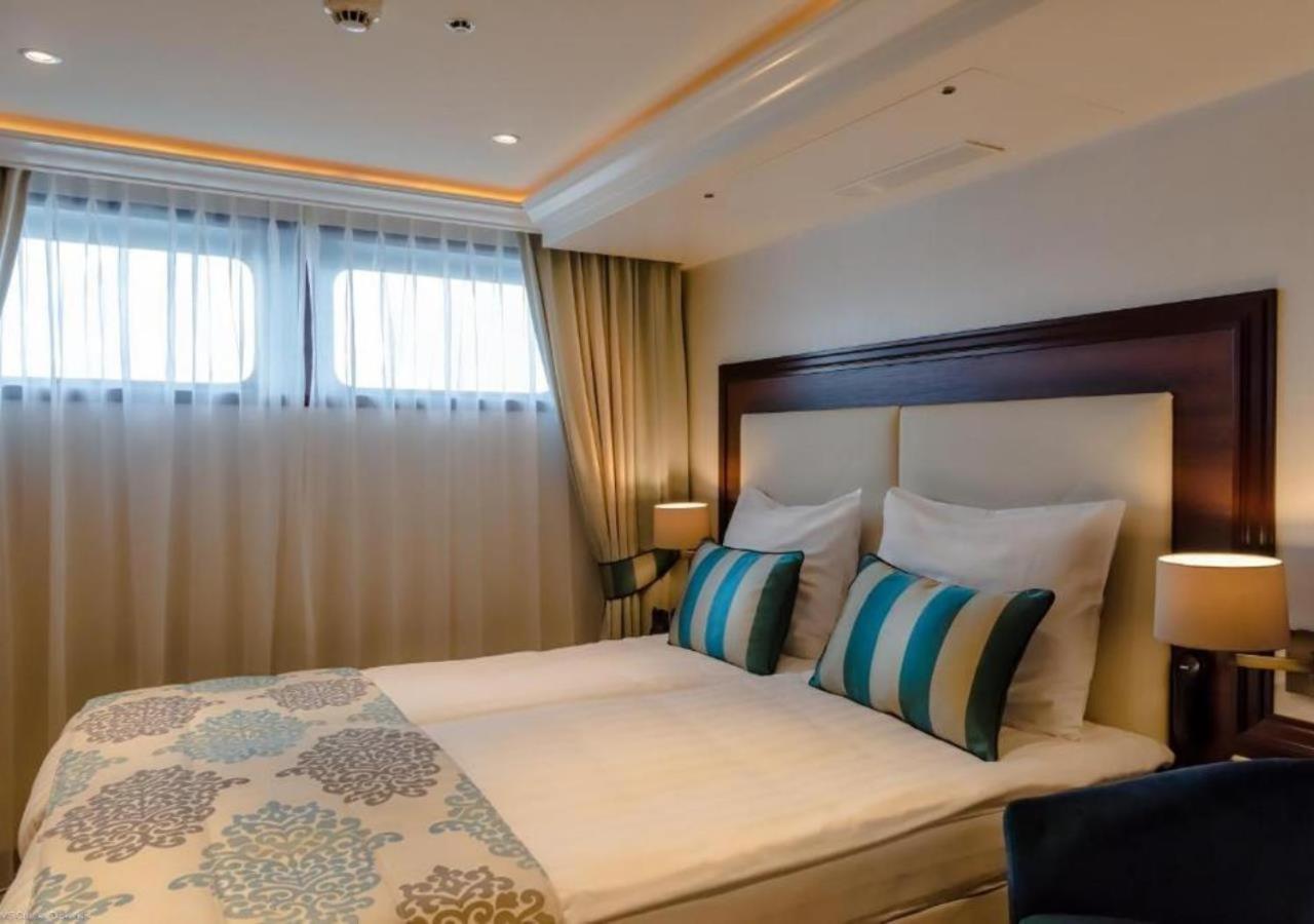 Baxter Hoare Ship Ii Hotel Dusseldorf