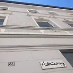 Studio M - Stylish Central City Business Apartment For 5 Guests