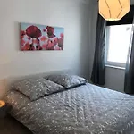 Studio M - Stylish Central City Business Apartment For 5 Guests