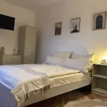 Apartment Mit Wohnkueche & Balkon