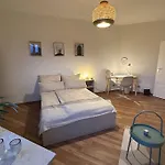Apartment Mit Wohnkueche & Balkon