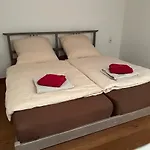 Doppelbett Suite, Naehe Messe