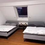 T&K Apartments - Komfortables Haus - 8 Zimmer - 6Min Zur Messe