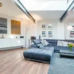 White Lofty Und White Studio