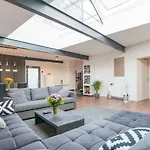 White Lofty Und White Studio
