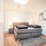White Lofty Und White Studio