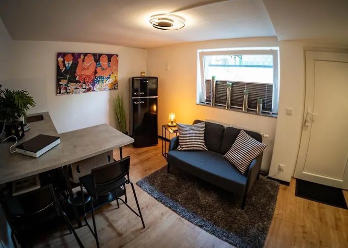 Gemuetliche 2-Zimmer Souterrain Wohnung