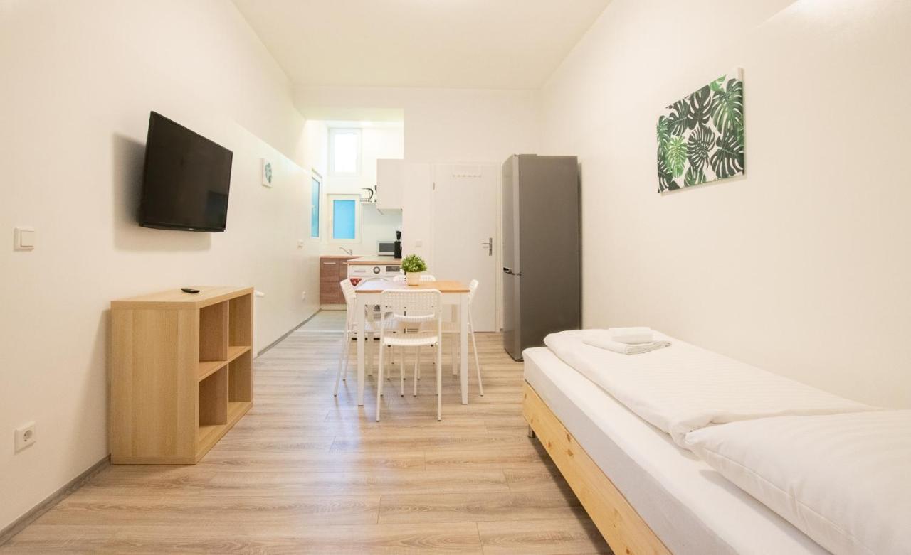 Raj Living - 1 Or 3 - 20 Min Messe Dus And Old Town Dus Apartment