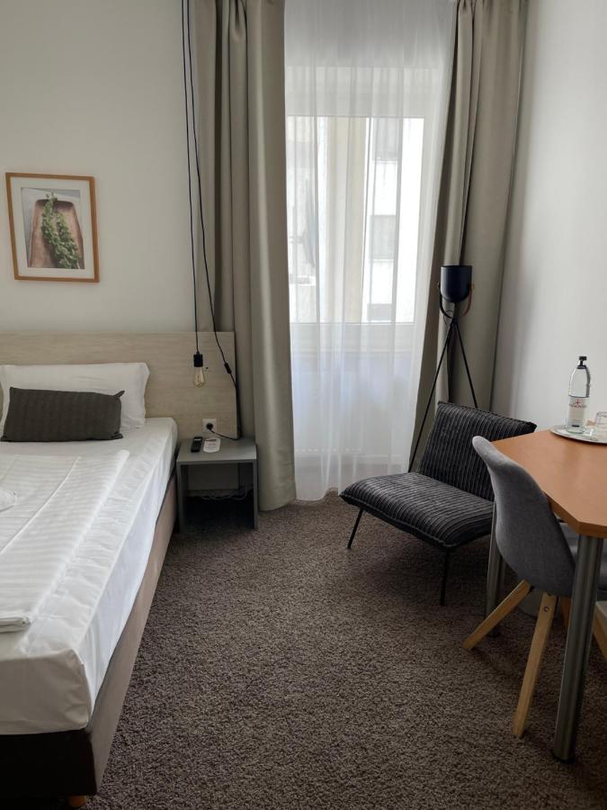 Hotel Max Self-check-in Dusseldorf