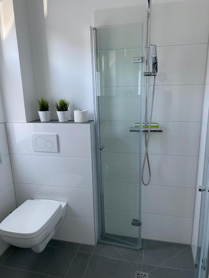 Messezimmer Nahe Der Duesseldorfer Messe Mit Eigenem Eingang Und Gratis Minibar * Düsseldorf